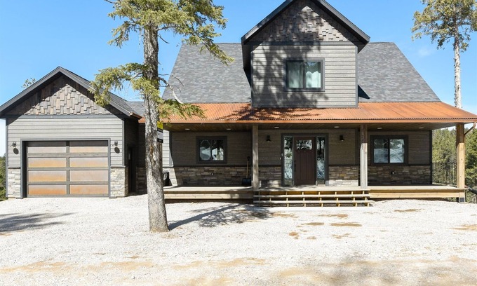 Lead House | The Nitz Carlton - Pet friendly, Game room, 2 hot tubs, Amazing views!