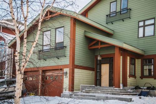 Yellowknife Apartment | The Niven Lake Retreat