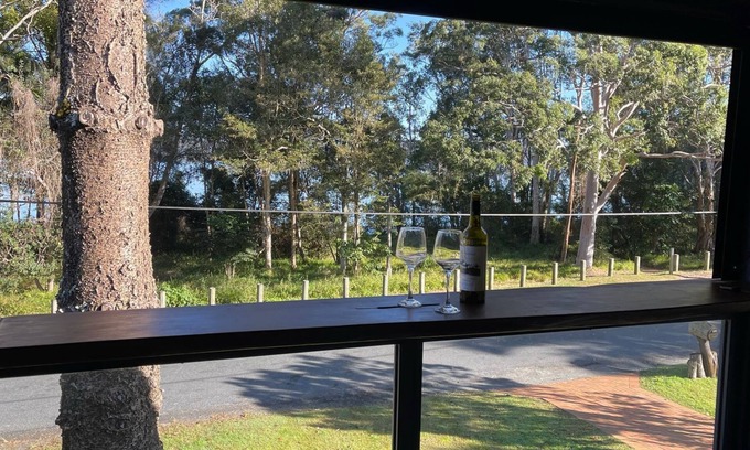 Smiths Lake House | The Norfolk - Pacific Palms Holidays