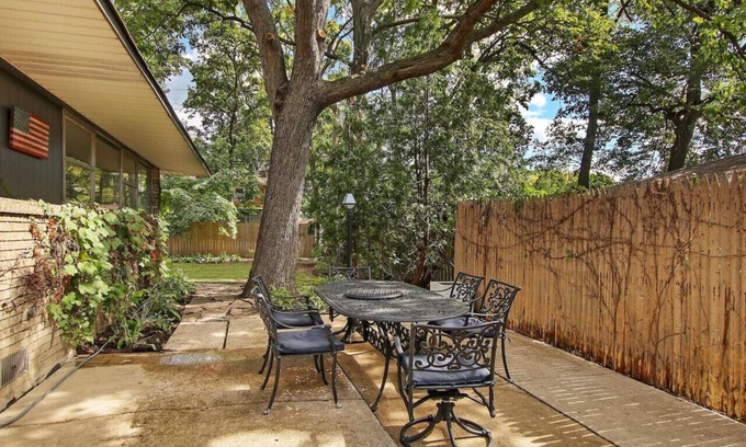 Waukegan House | The Oak Tree Ranch- Close to Naval Base