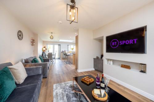 Seisdon House | The Oaklands - Luxury spacious 6-bed, near Solihull, Birmingham City, JLR, NEC, Airport, Resorts World, HS2