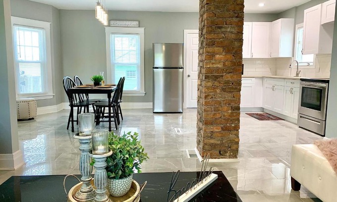 Niagara Falls House | The Oakwood Cottage- With Private Yard & Parking, Minutes From Falls & Casino by Niagara Hospitality
