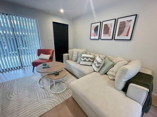 Mangere Bridge House | The Oasis at Auckland Airport - King bed and more!