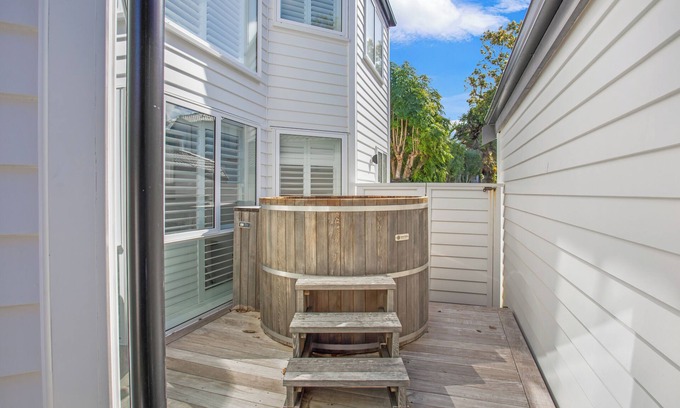 Takapuna Apartment | The Oasis Home with Hot Tub and Parking