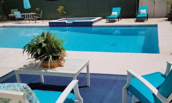 Thunderbolt House | The Oasis-minutes from Beach and Downtown
