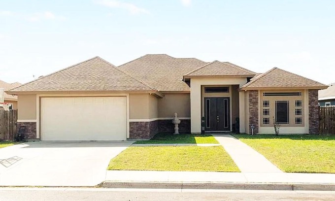 Brownsville House | The Oasis- Sleeps 8 (Brownsville, SPI, SpaceX)