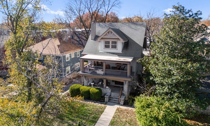 Midtown - Westport Apartment | The Observatory - Cozy Third Floor 1 Bedroom Apartment in Westport