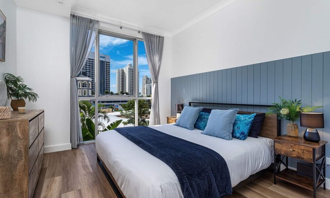 Surfers Paradise Apartment | 'The Ocean Breeze Getaway' by Inn Paradise