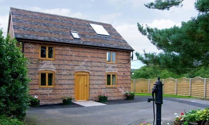 Caynham Cottage | THE OLD CIDER MILL, family friendly, with a garden in Caynham