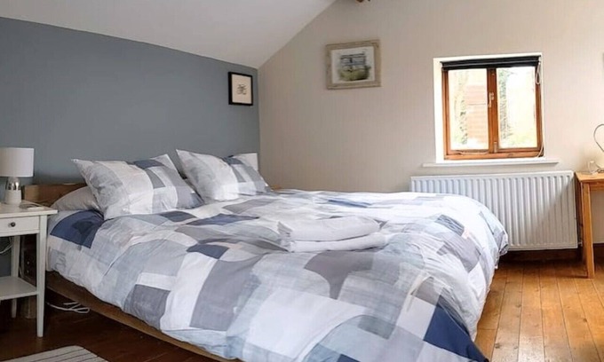 Sheffield House | The Old Coach House. Quiet. Private. Historic. Off street parking. 5*.
