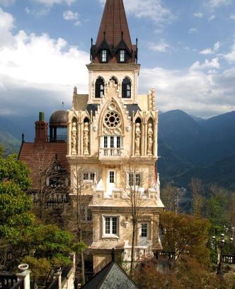 Ren'ai House | The Old England Manor