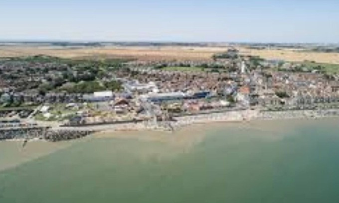 Withernsea House | ๐ฎ๐ผโโ๏ธ The old police house with hot tub by the sea ๐