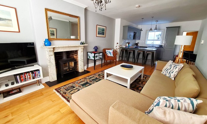 Salisbury House | The Old School House - Parking & Close to City