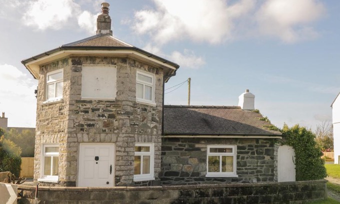 Caergeiliog House | The Old Toll House