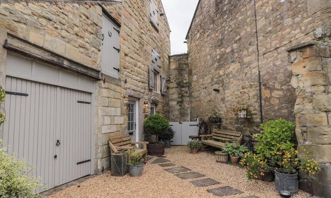 Warkworth Cottage | THE OLDE STABLES, family friendly in Warkworth
