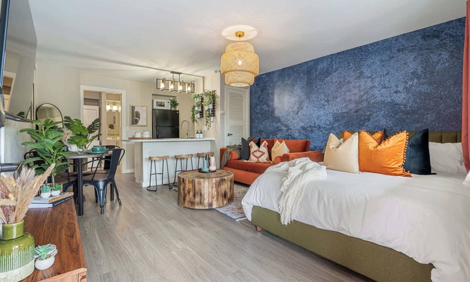 Allandale Apartment | The Olive | Stylish | Sleeps 5 | Near Downtown ATX