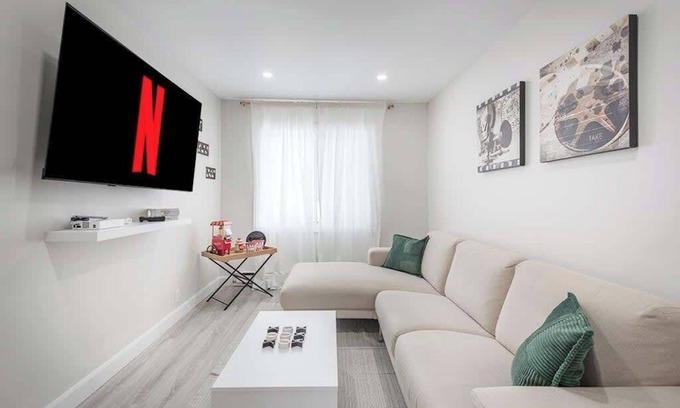 Rosemont-La Petite-Patrie Apartment | The Olympic Stadium Cozy 2 king size beds