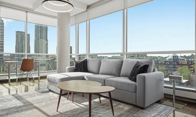 Beltline Apartment | The Onyx - Steps to Stampede, Restaurants & Bars!