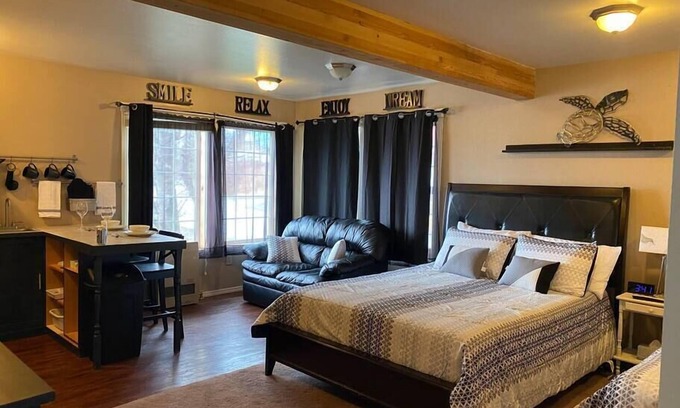 Craig House | The Orca at AlaskInn - Oceanside suite
