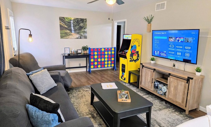 Ottawa House | The Ottawa Escape! King Bed. Pet Friendly! Close to downtown.