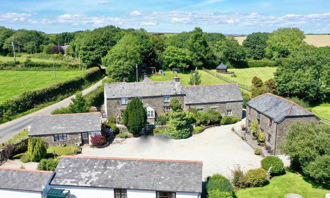Looe Cottage | The Owl - sleeps 4 guests in 2 bedrooms. A cosy 2 storey traditional character cottage, with oak be