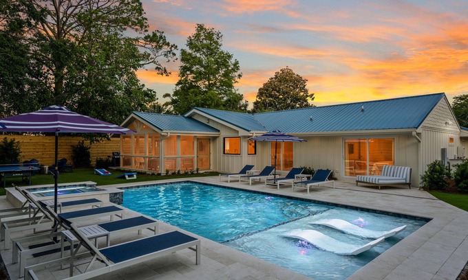East Beach House | The Oyster - East Beach-Saltwater Pool, Hot Tub, Fire Pit, Ping Pong & Corn Hole