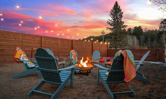 Custer House | The Paddle House | Hot Tub + Fire Pit Stay