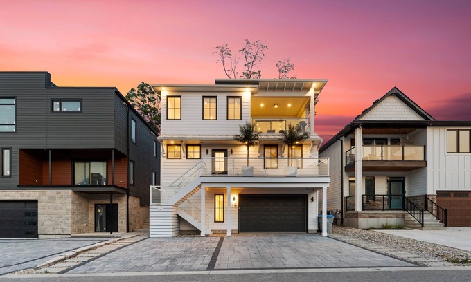 Grand Bend Cottage | The Palms Beach House! 7 BDRM 5 BA