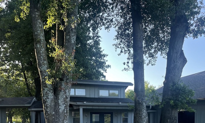 Paris House | The Paris house is an amazing home on 16 acres inside city limits of Paris Tx