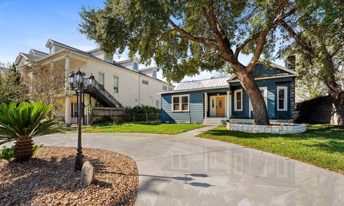 Seguin House | ❤ The Parlor House Getaway ❤ Long Term Available