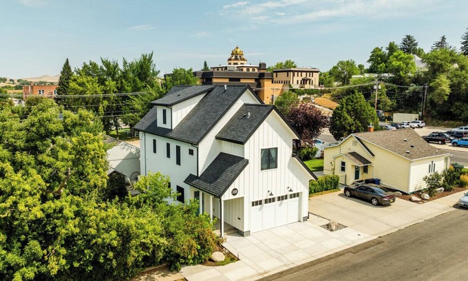 Sheridan House | The Pearl - Luxe Gem | Fire Pit, King & Walkable