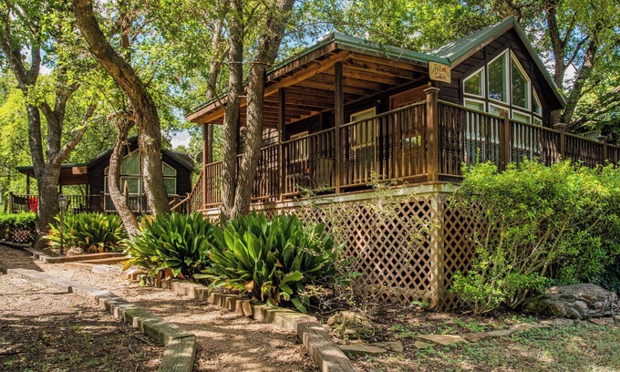 Fredericksburg Cabin | The Pecan Cabin at Mendelbaum Winery Guest Cabins