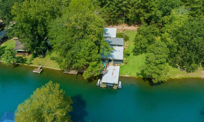 Mid America House | The Pedal Pad: Rustic Charm Meets Modern Comfort – Lakefront Escape with Sun Porch, Dock & Fire Pit!