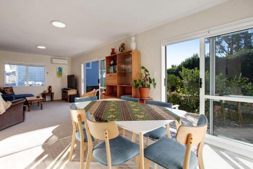 Te Atatu Peninsula House | The Peninsula Riverside Abode with Garden Views