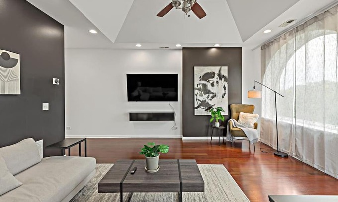 North Kenwood Apartment | The Penthouse, Lux stay near Downtown, UofC & Lake