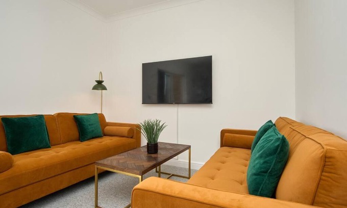Ventnor Apartment | The Penthouse - Stunning 3 Bed Apt With Sea View Glimpses & Parking - The Perfect Choice For Families, Small Groups & Business Travellers - Dog Friendly - Super Fast Wi-Fi - 1000 Mbps - Close To Ventnor, Shanklin & Sandown - 5 mins To Beach