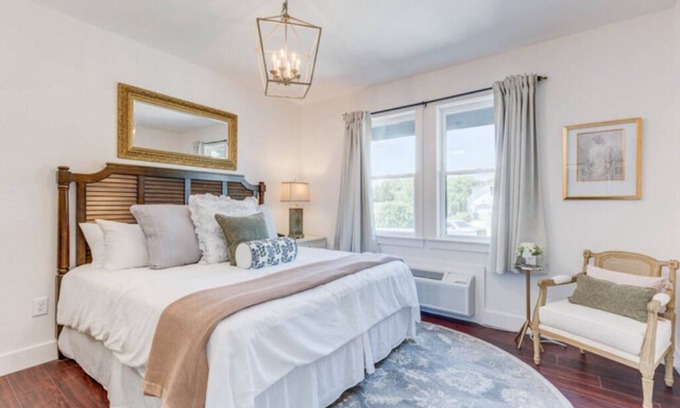Historic Downtown Manteo Apartment | The Peony-La Pivoine
