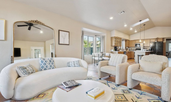 Tucson House | The Perfect Family Escape: Spacious and Cozy by RedAwning