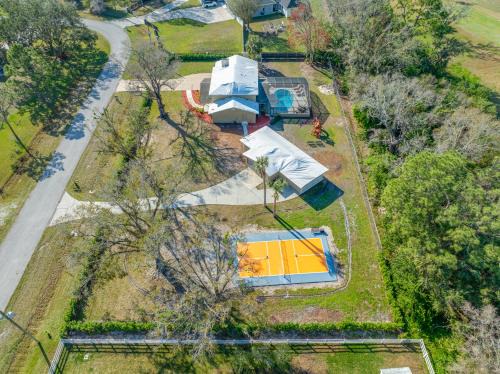 Westchase House | The Perfect Family Retreat w Pool and Games
