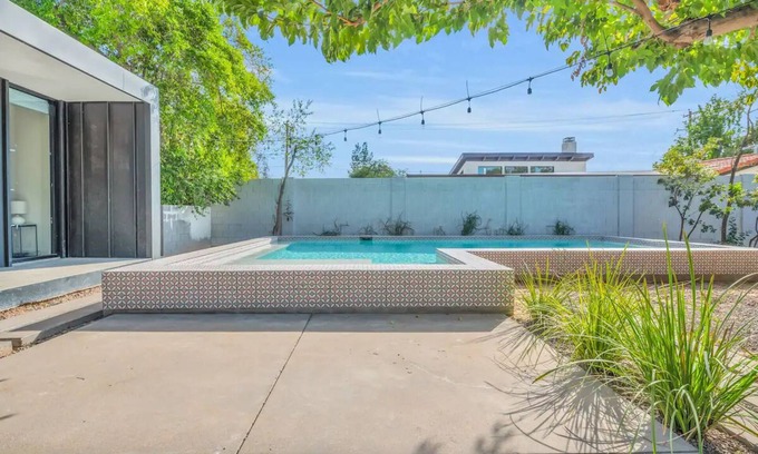Alhambra House | The Phoenix Sanctuary Guesthouse - Saltwater Pool & Dog Friendly