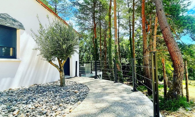 Le Bugue House | The PHOTINIA