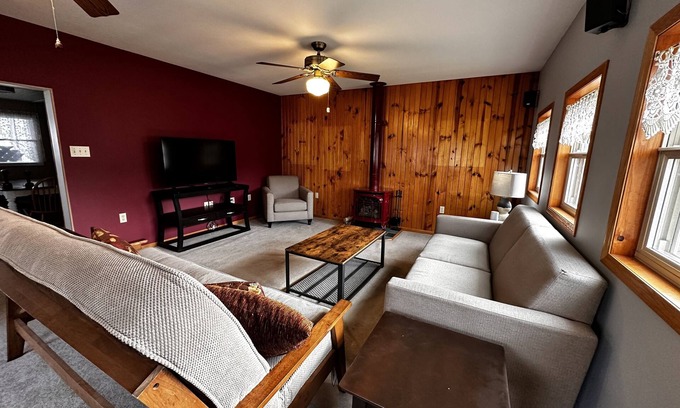 Bagley House | The Pier Cottage located in River of Lakes