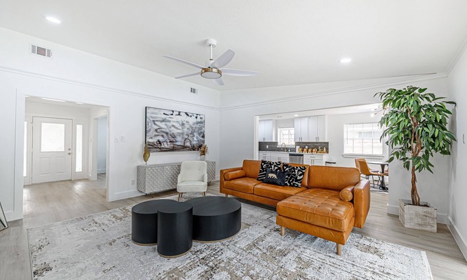 Nassau Bay House | The Pierre- Nassau Bay Area SFH minutes from Nasa and Kemah