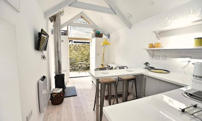 Penzance Apartment | The Piggery - detached retreat for two near beaches, dog friendly, parking