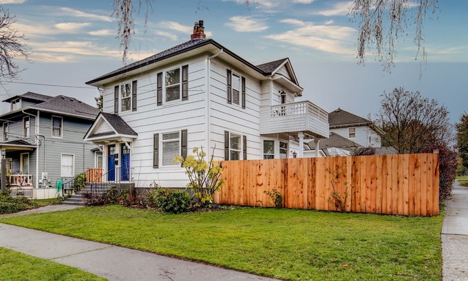 North End House | The Pine House: Unit B (near 6th Ave, UPS, UW, and Point Ruston)