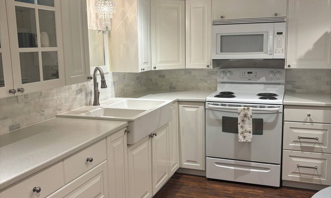 South Glengarry Apartment | The Pinegrove Retreat 4Privacy&Comfort (pets welcome)