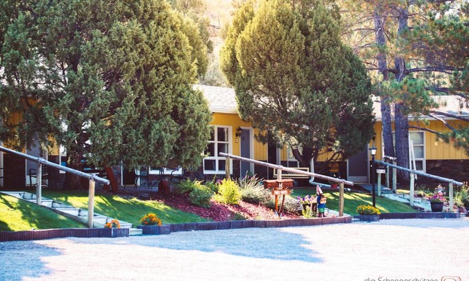 Newcastle Hotel | The Pines Country Inn