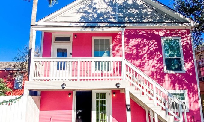 San Jacinto House | The Pink House- minutes walk to beach!