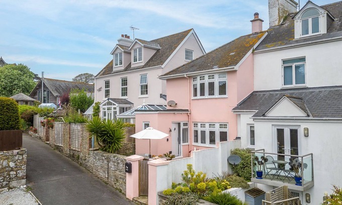 Stoke Fleming House | THE PINK HOUSE, pet friendly, with open fire in Stoke Fleming