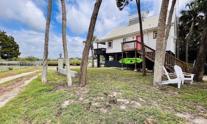 Crystal River House | The Pink Palm - Waterfront - Boat & RV’s Welcome!